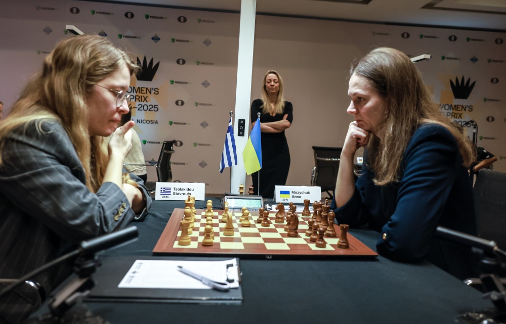 Anna Muzychuk Leads with 4/5