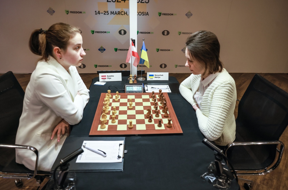 Anna Muzychuk Leads with 4/5