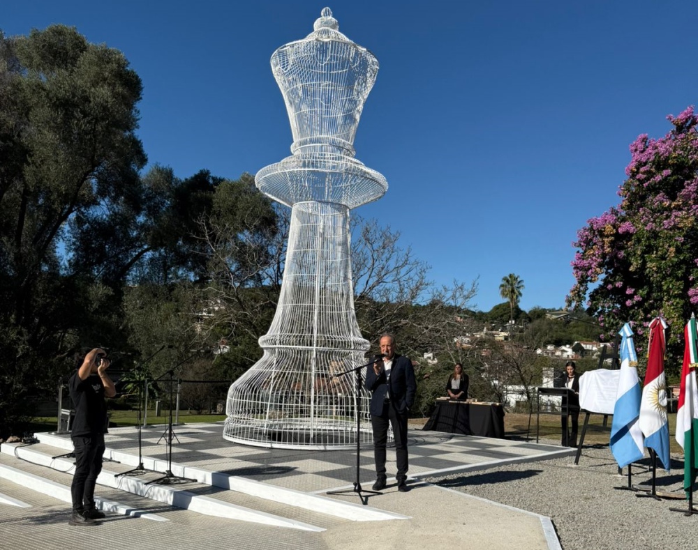 Largest Chess Queen