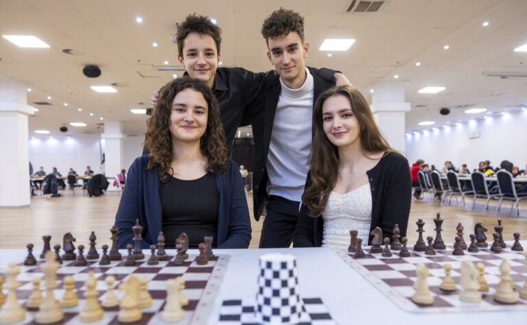 Unique Family Simul by the Karácsonyi Siblings in Budapest